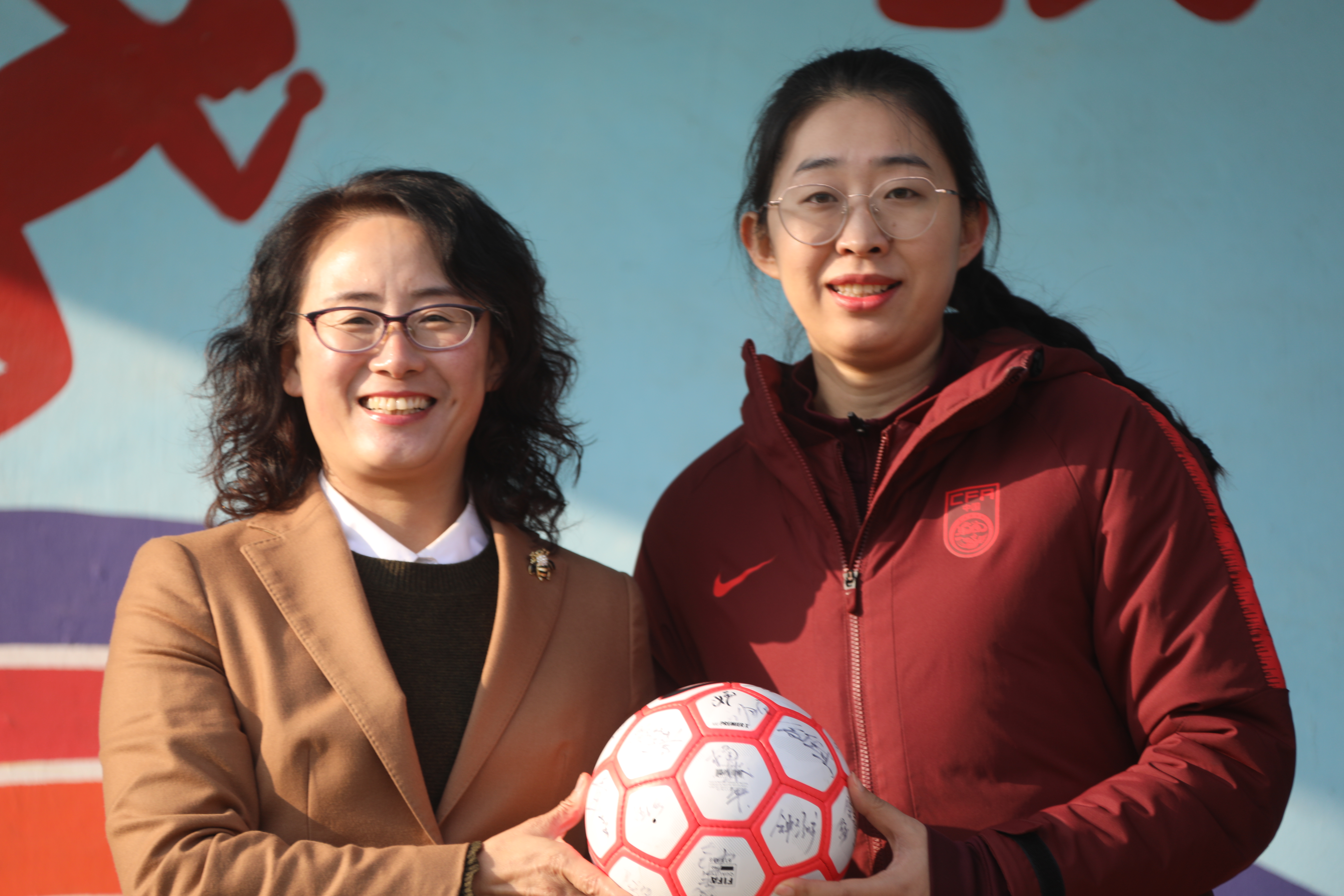 送文化进校园,送足球