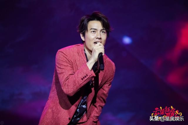 众星云集狂欢打call,线上线下一起领福利,我们可以!