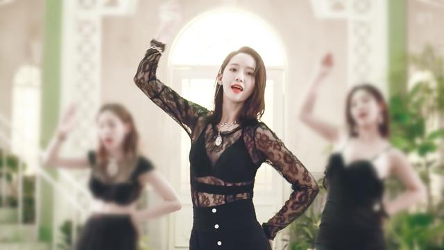 林允儿黑色吊带裙,林允儿黑色抹胸深v礼服