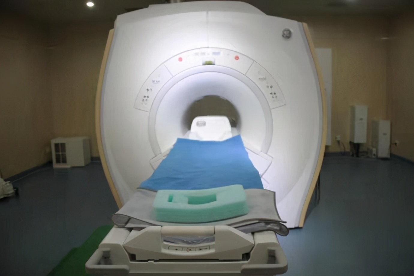 光荣绽放红旗颂,光荣绽放正能量