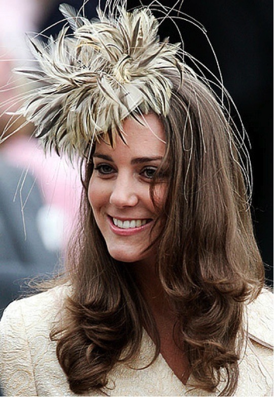 凯特王妃戴戴安娜王妃头饰,凯特王妃戴的是什么头饰