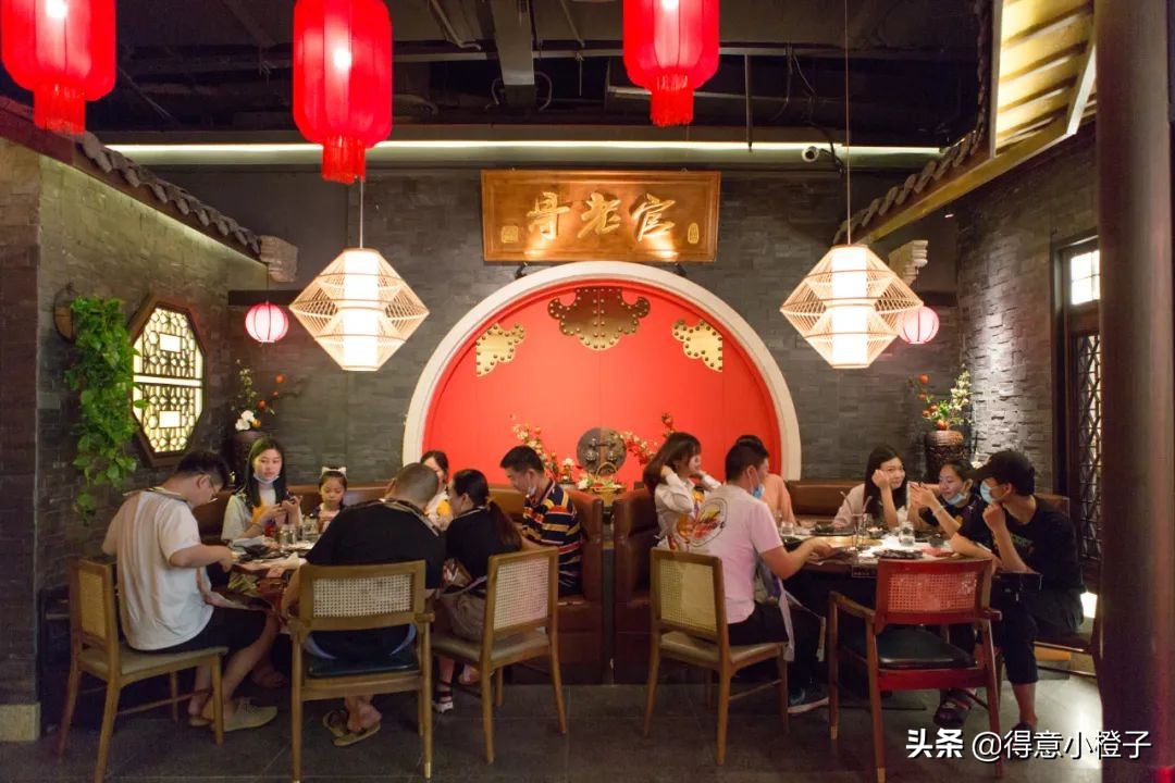 一来就火!哥老官、颜如晶炸鸡店再现排队名场面,亲测...