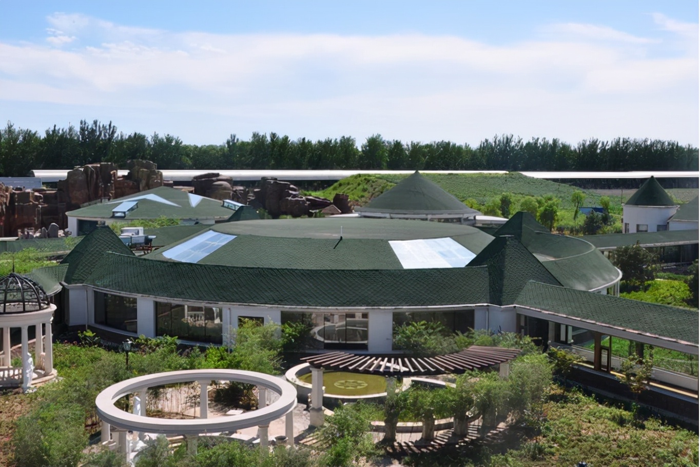 温暖天气泡温泉,冬季日式露天温泉