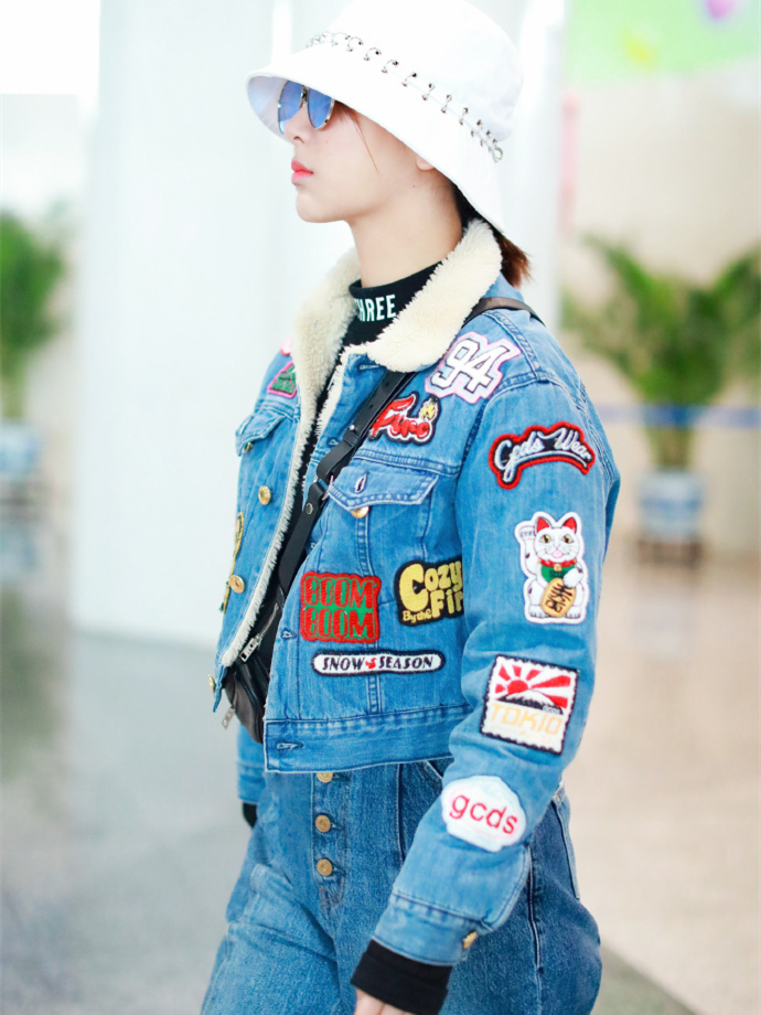 网友直呼杨紫不用再减肥了，凭牛仔裤就能穿出A4腰，学起来！