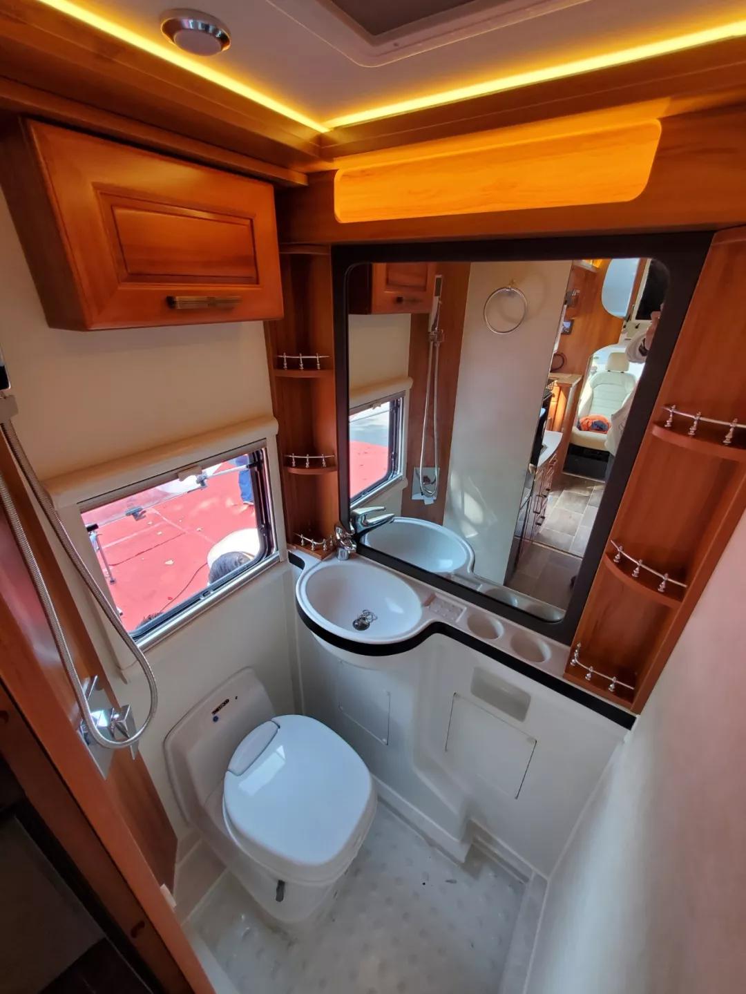 骏驰依维柯c型纵置床房车,依维柯c型房车横向子母床