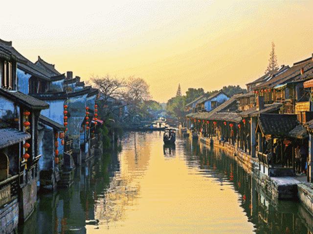 我喜欢去古镇，喜欢它那安详而宁静的气息