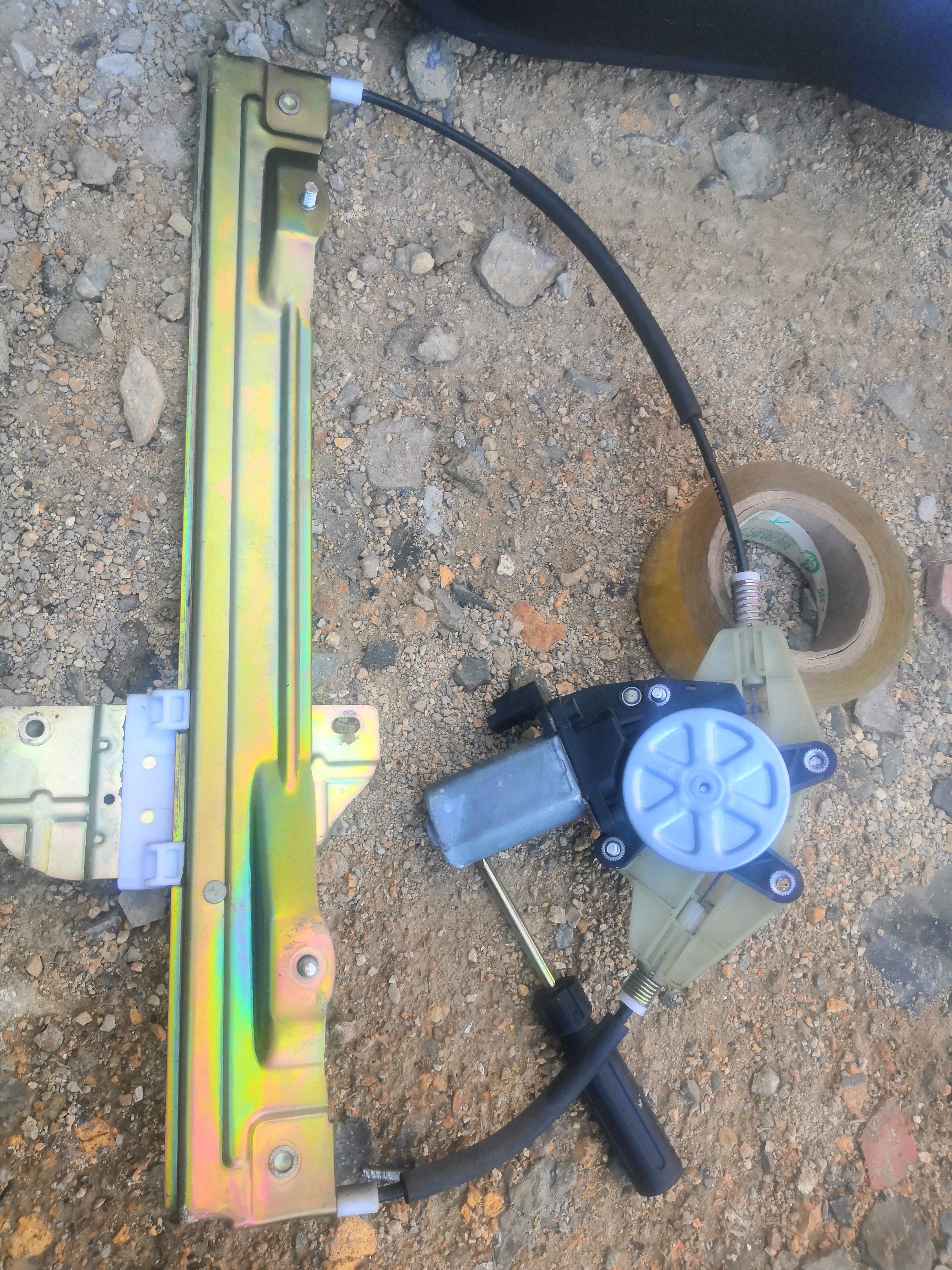 车窗下降有异响升窗没问题,车窗升到顶部吱吱响