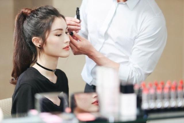 怎么才能让妆容服帖不卡粉技巧,怎么上妆不卡粉不浮粉还服帖