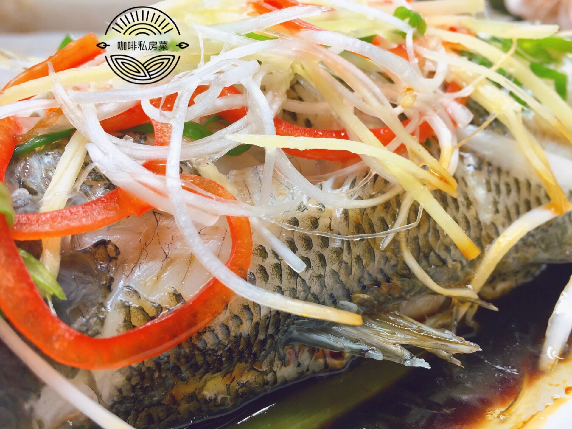 清蒸鱼是先浇热油还是先倒鱼豉油,清蒸鱼先放蒸鱼豉油还是先浇热油