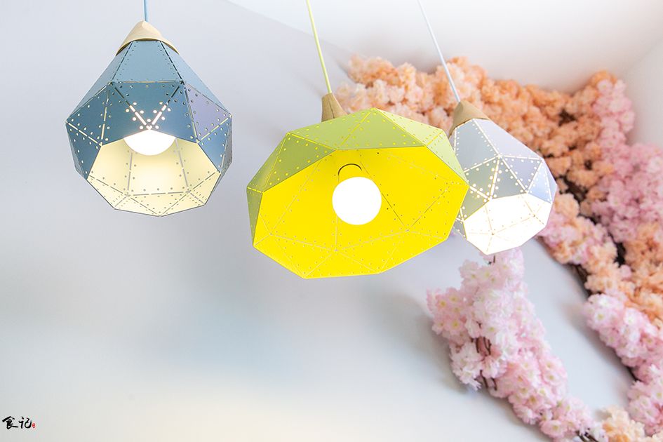 在人民路上喝了杯爆款「蜂蜜茶」，还送我超萌杯套