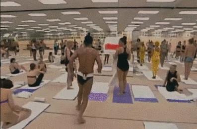 性、瑜伽、*脑洗**，印度神棍的美国诈骗之旅