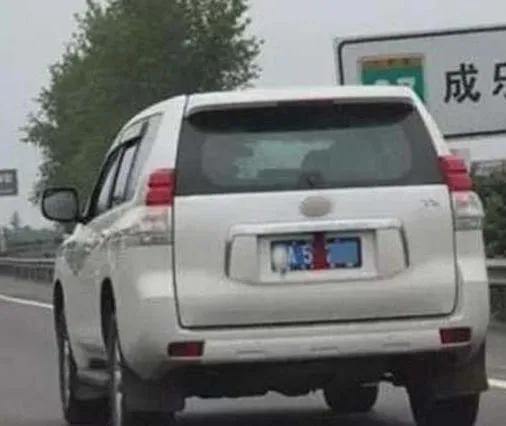 新车轮胎系红布条是什么意思,新车要绑红带在什么部位