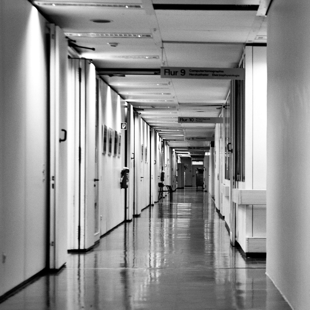 全身过敏很痒眼睛嘴巴都肿了,全身过敏之后浑身发抖