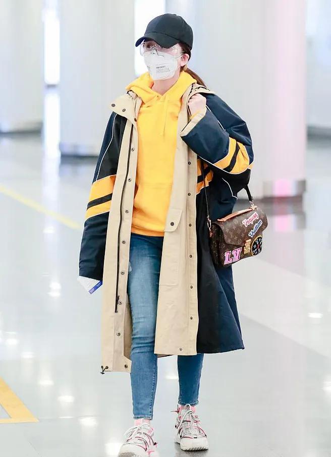 防疫造型大赛第二弹，杨幂热巴刘雯...戴口罩也挡不住的时髦感