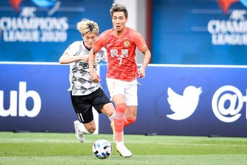 韦世豪爆铲郜林,韦世豪出现在野球场