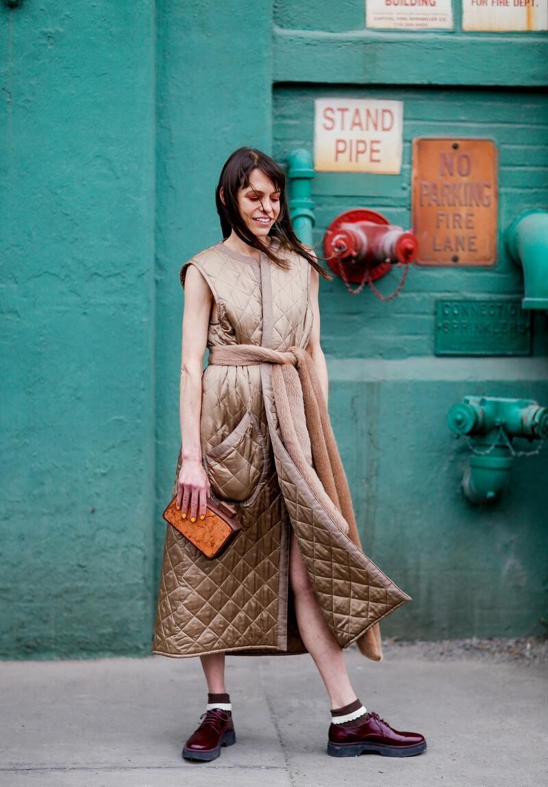 穿温暖驼色系配基础色更质感,摩卡色打底搭配驼色外套