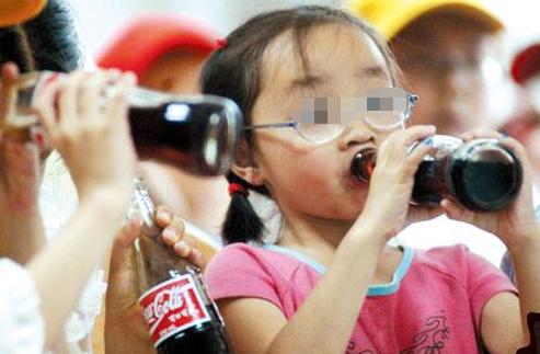 小孩喝可乐喝的牙齿都没了,小孩子喝可乐腐蚀牙齿