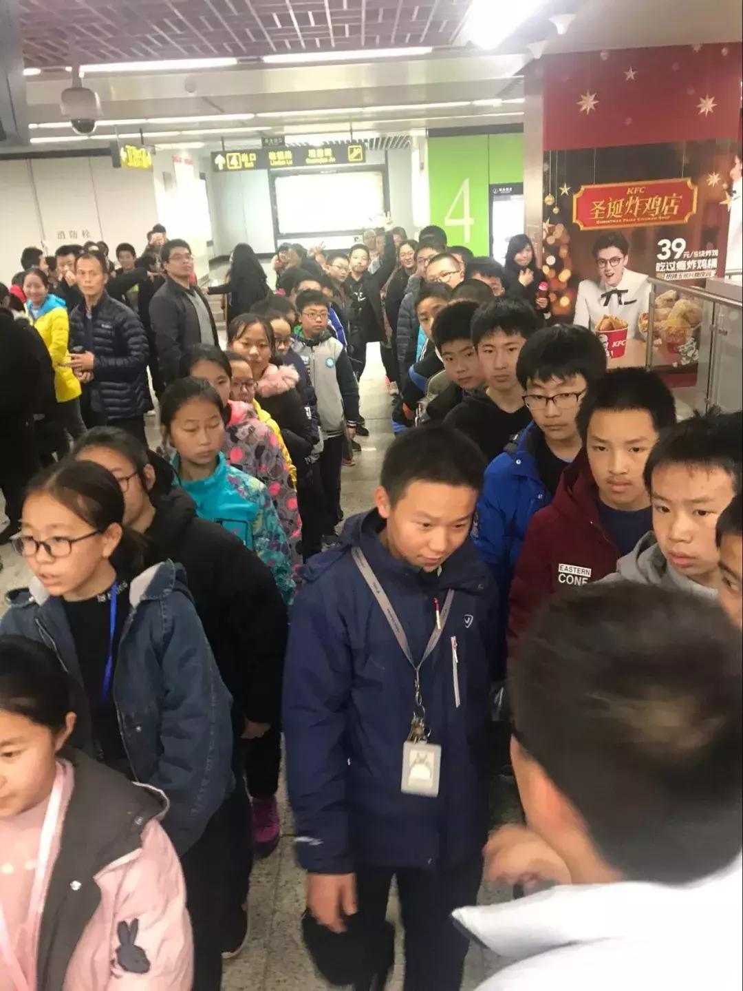 在地铁里包下一辆车，是种怎样的体验？