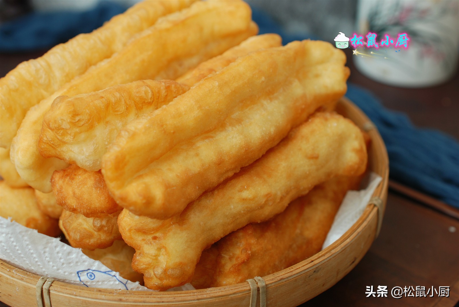 摆摊炸油条怎么做酥脆松软,想吃油条在家就能做家庭版炸油条