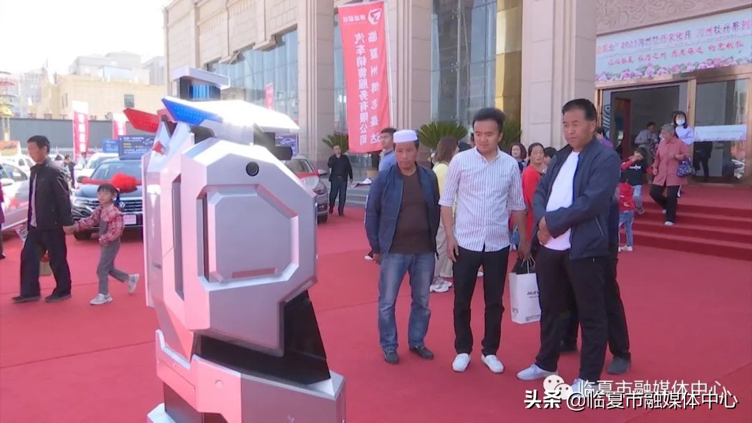 警用巡逻机器人亮相河州会展中心高科技助力牡丹文化月安保工作
