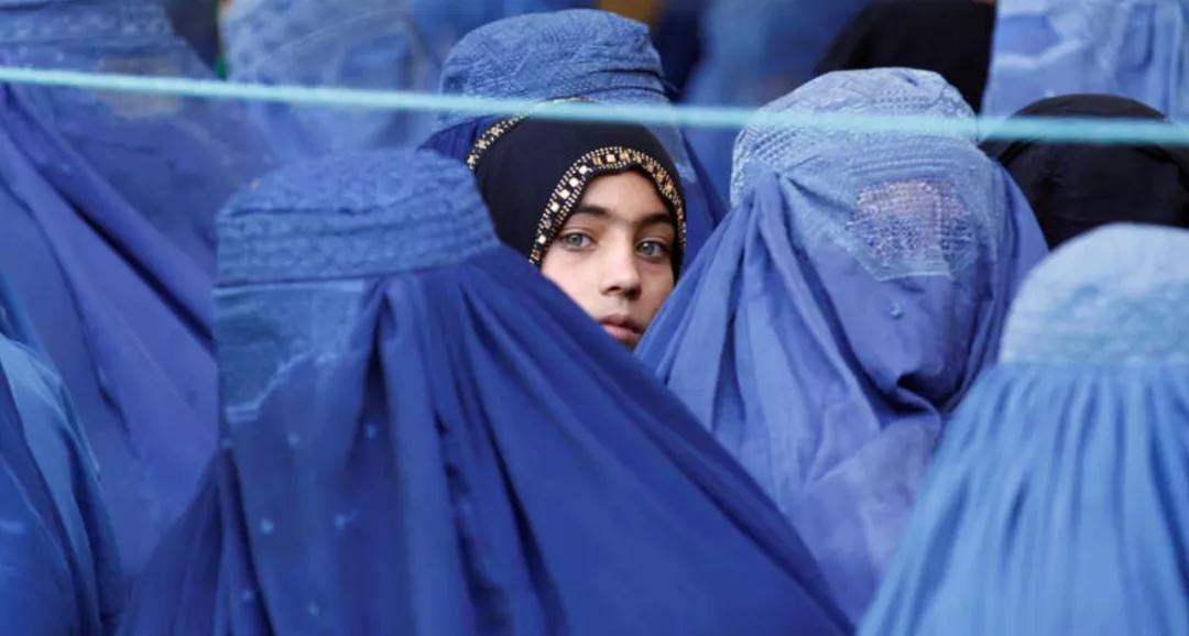 逃离德黑兰的阿富汗女人,逃离阿富汗小女孩