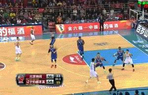 野球场篮球垫脚瞬间,野球场恶意垫脚集锦