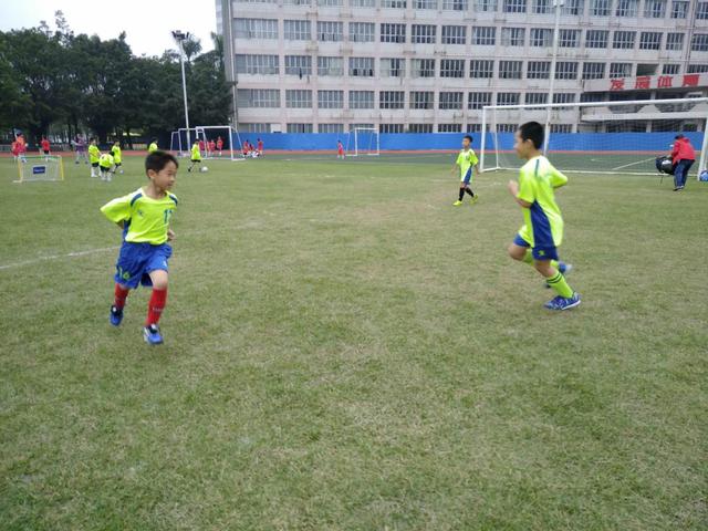 家里有个爱踢球的葫芦娃,喜欢踢球的小朋友