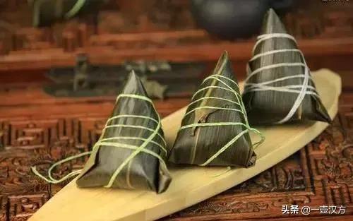 今日端午，吃粽子、插艾条、赛龙舟、佩香囊，端午过后，注意养生