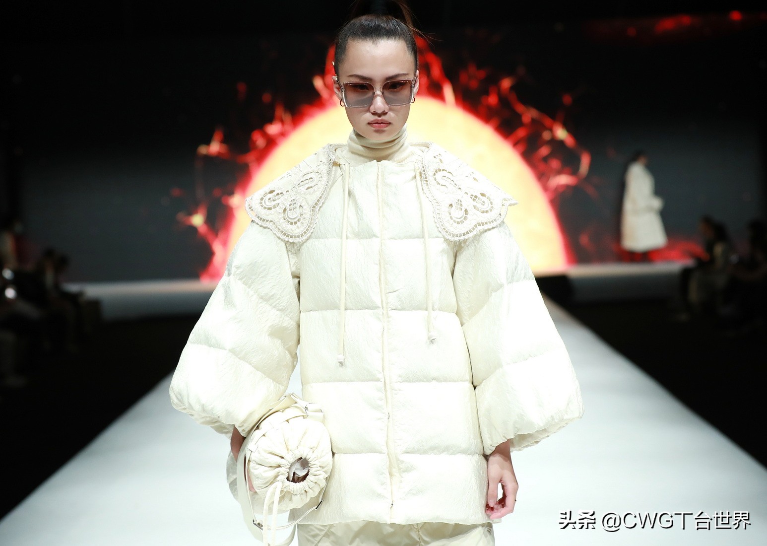 亦帛时尚羽绒服是品牌吗,亦帛时尚2021冬羽绒服发布会