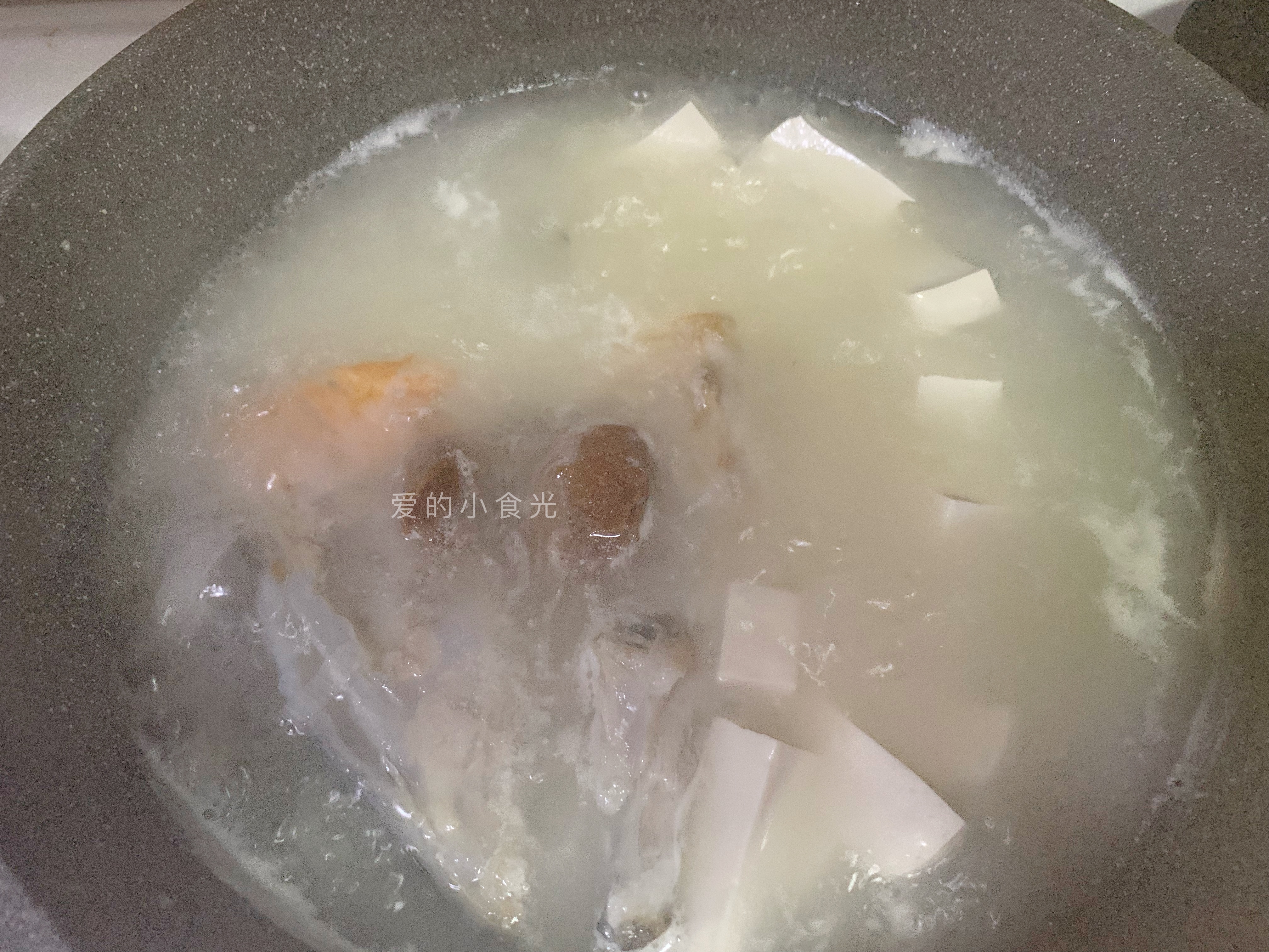 三文鱼头怎么做好吃？我加一勺它做成汤，比酒店厨师长做的还美味