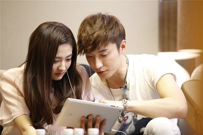 高以翔去世前和粉丝互动,高以翔去世一个月女友首发文