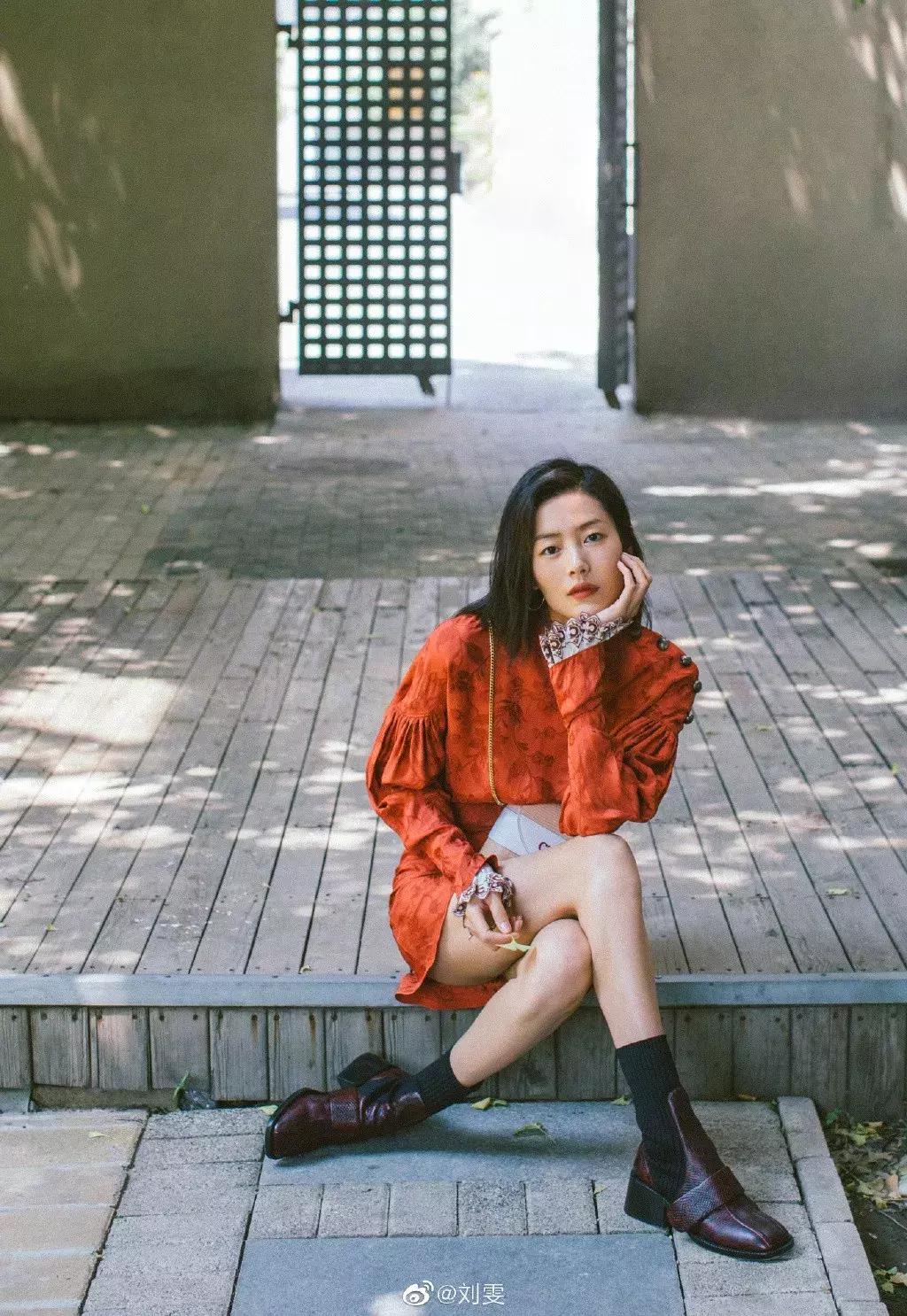 别再露脚踝了今年露袜才是王道,今年流行的露袜穿搭你知道吗