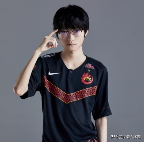 喝口水都困难?Tian韩服向zoom吐露心声:自己的手伤非常严重