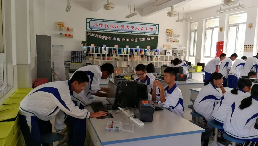 笔韵墨香放异彩，丰富舞台漫云中——广州市白云中学欢迎您