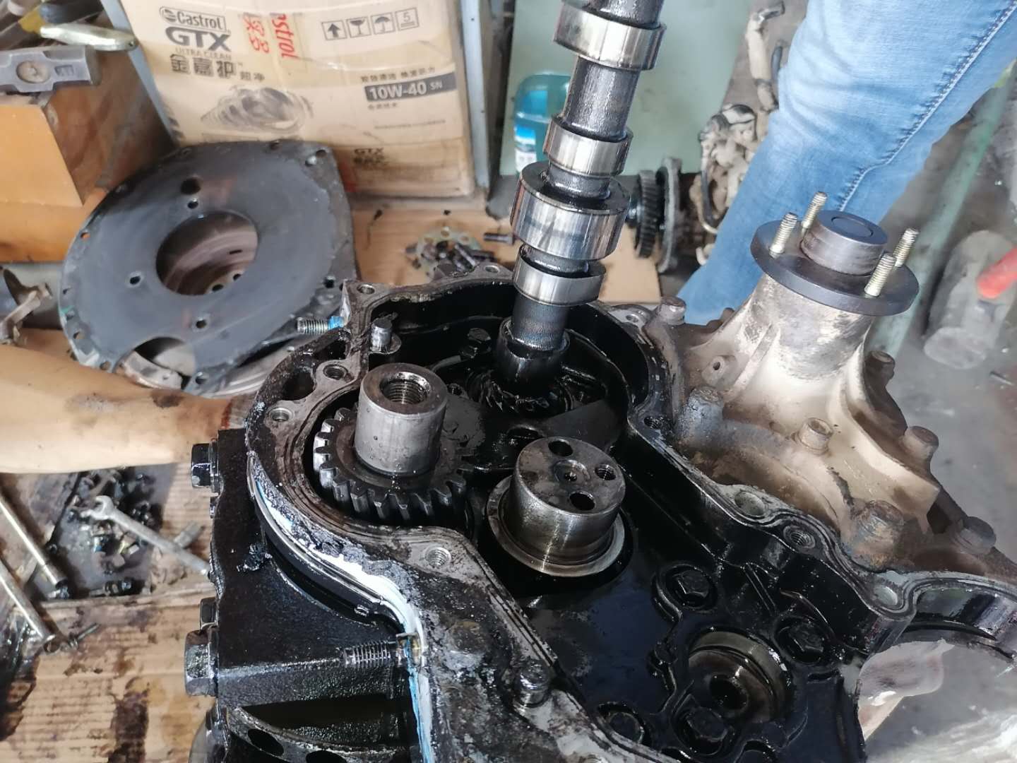 才跑4万公里货车烧机油怎么回事,发动机烧机油活塞发黑