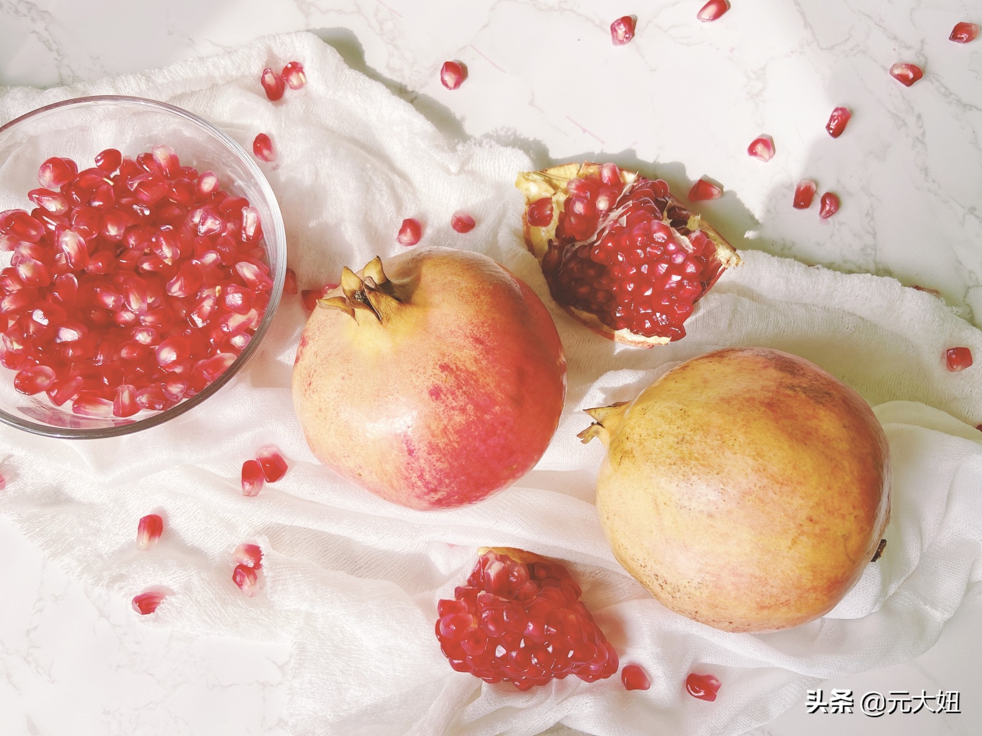 怎样挑石榴才又红又甜,石榴怎么挑哪种石榴甜一点