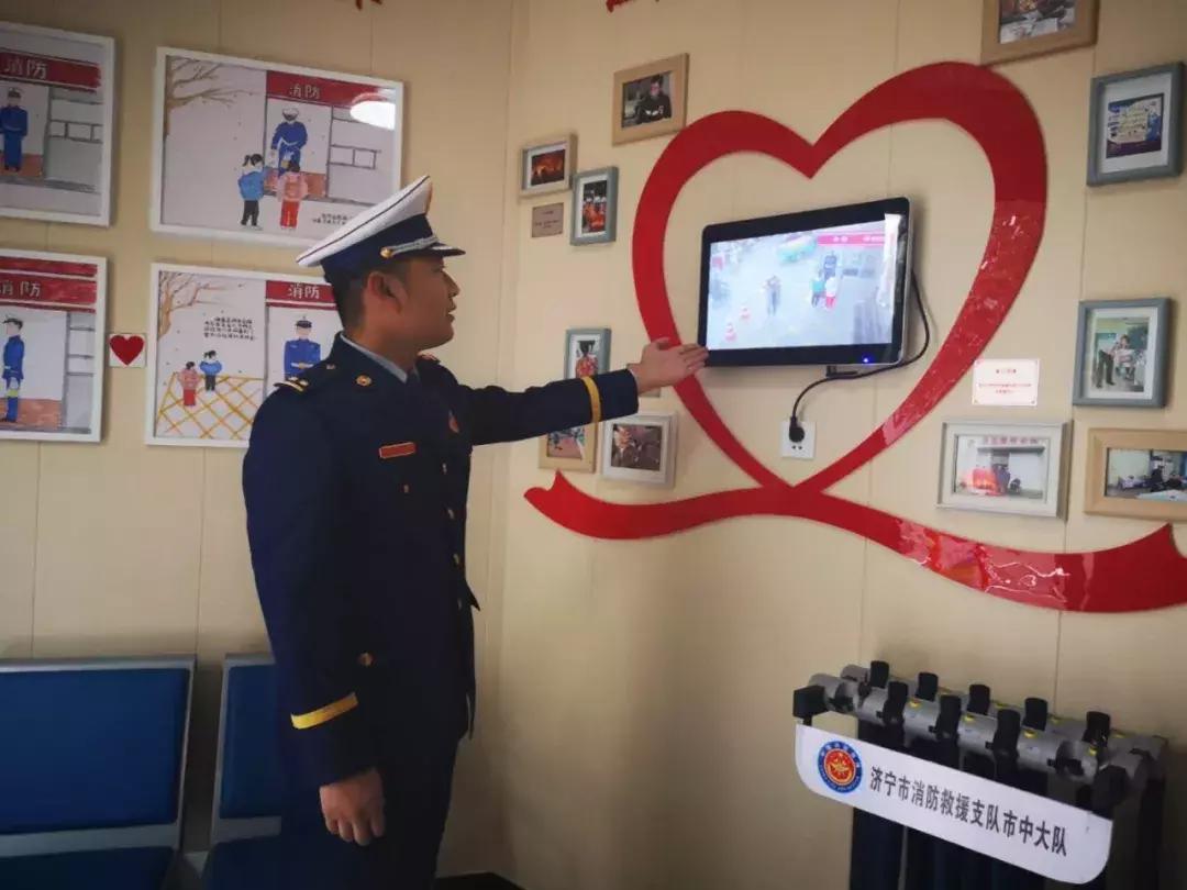 *防队消**“两杯奶茶”店开张，生意咋样？