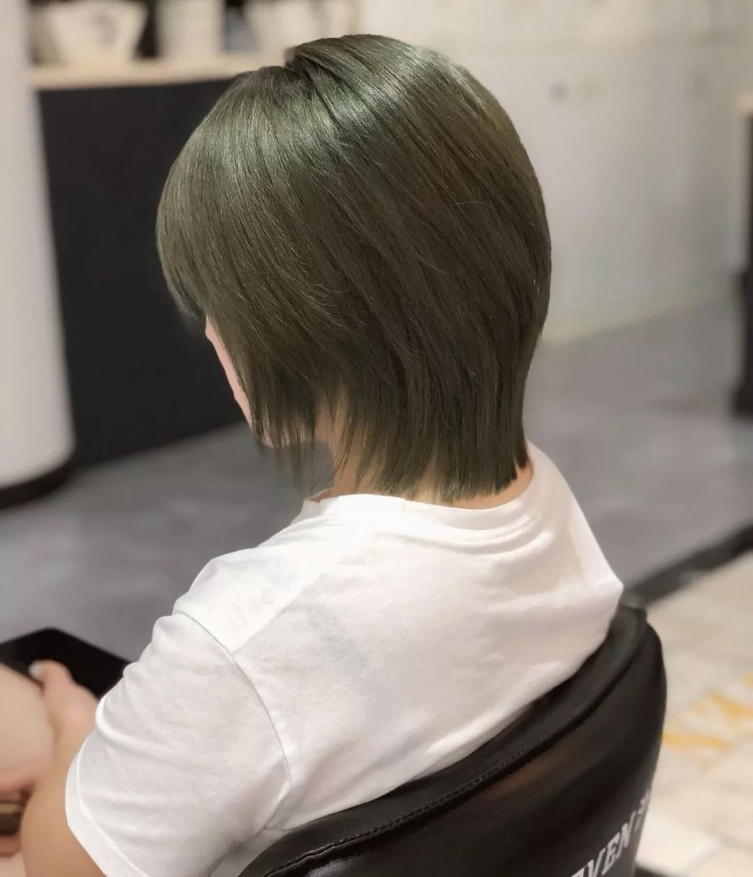 燕尾个性有型的短发,女士短发燕尾造型色彩搭配