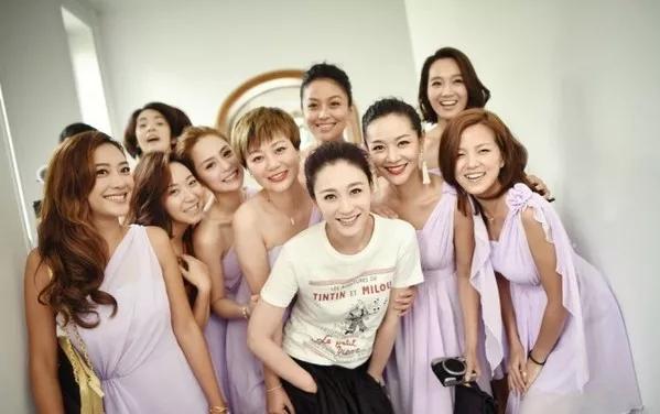 李小冉五官精致皮肤白皙透亮,70后女演员李小冉的高级搭配