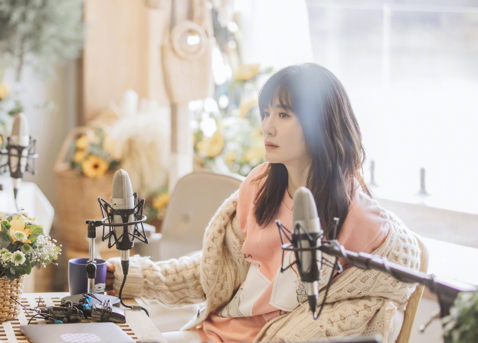 娜最新节目造型曝光，穿“儿童卫衣”超显嫩，网友：哪像奔四女人