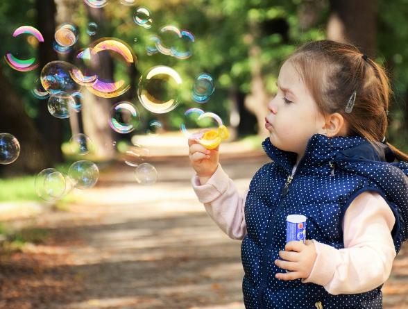 宝宝老是用头撞爸爸妈妈怎么回事,宝宝经常头撞墙壁是怎么回事