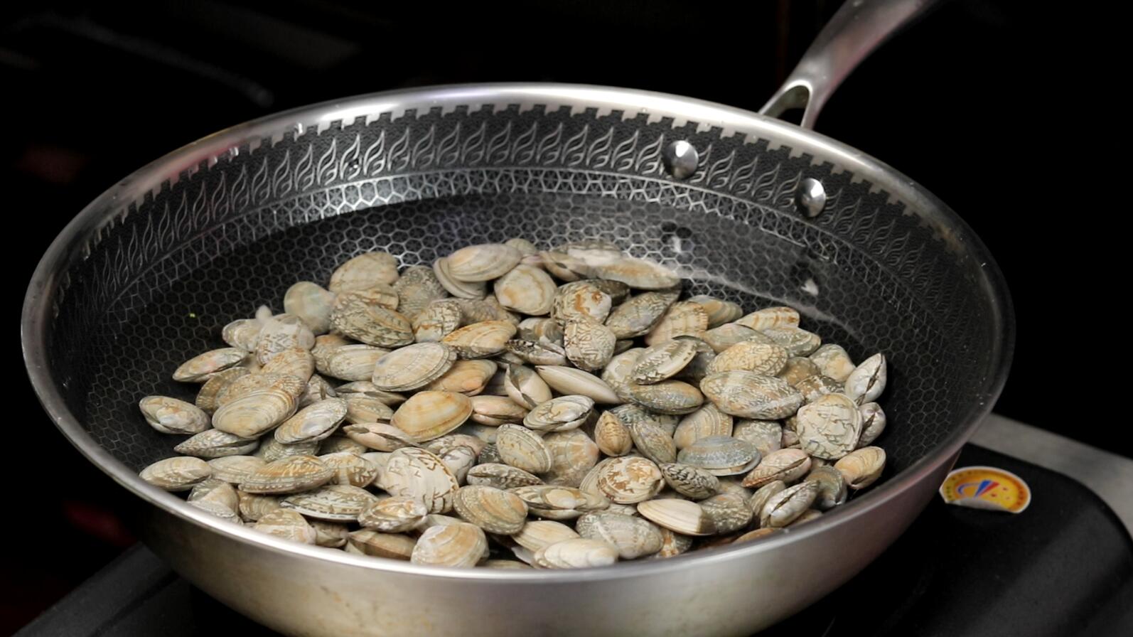 炒花蛤必须焯水吗,炒花蛤需要焯水吗