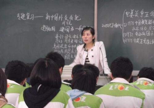 老师上课戴扩音器有什么坏处,戴扩音器上课对教师有什么危害