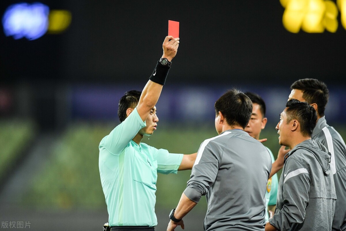 场上形势对己方有利，为什么控制不住情绪，居然向裁判爆粗口动手