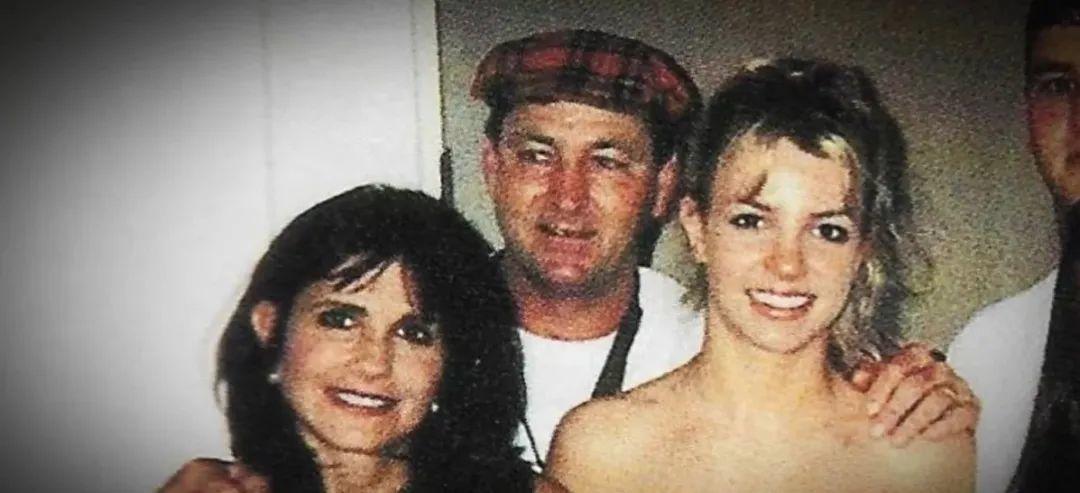 红极一时的世界巨星，被三个男人推进深渊，其中一个还是亲生父亲