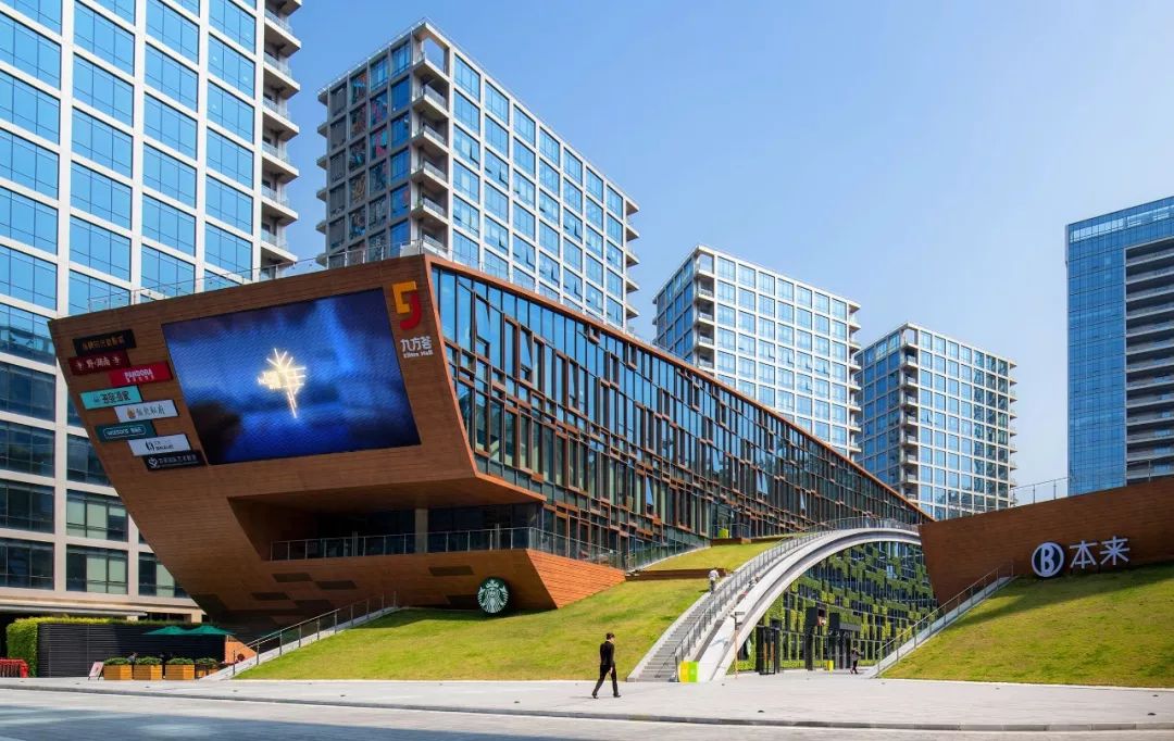 仅仅2万㎡，被写字楼包围...这个豪宅区里的mall略显尴尬