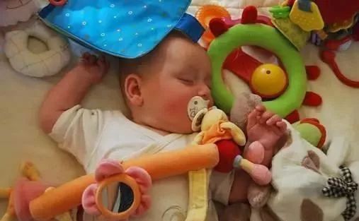 宝宝双眼不一样大,宝宝眼睛大小不一样什么原因