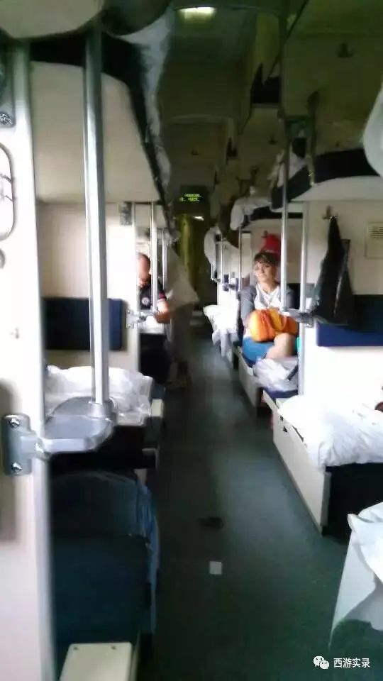 这女孩看到俄罗斯帅哥搭车，逼我停车，否则跳车