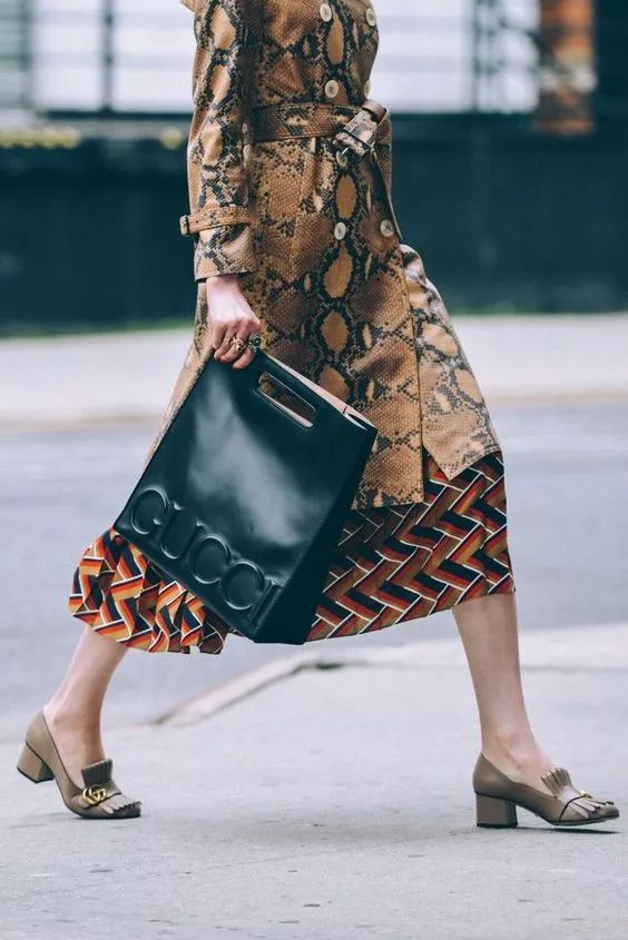 今年流行什么款式的女士大包 (今年流行的超级大包)