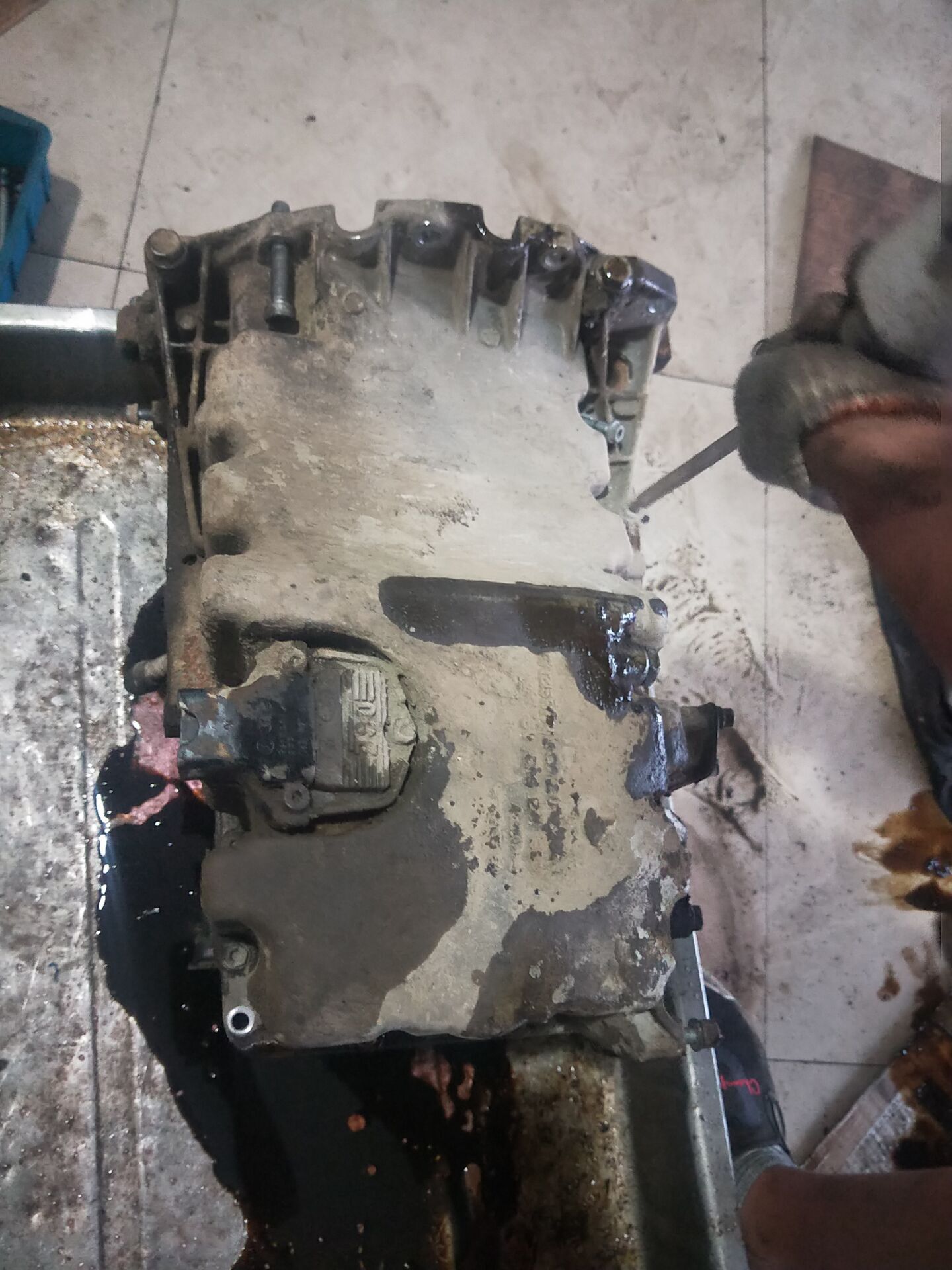 奥迪a6l2.0t气门油封烧机油,老款奥迪a6l2.0烧机油怎么解决